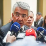 Gómez confirmó públicamente que ya existe una mesa de diálogo entre Salvación Nacional y Defensores de la Patria para explorar la fusión y que el proceso deberá ser presentado ante el Consejo Nacional Electoral (CNE) - Foto: X/@Enrique_GomezM