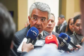 Gómez confirmó públicamente que ya existe una mesa de diálogo entre Salvación Nacional y Defensores de la Patria para explorar la fusión y que el proceso deberá ser presentado ante el Consejo Nacional Electoral (CNE) - Foto: X/@Enrique_GomezM