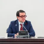 El ministro de Justicia, Iván Cancino, ha insistido en que la iniciativa no será una nueva versión de una negociación de paz. Según el Gobierno, las condiciones serán fijadas por el Estado y quienes quieran acogerse tendrán que aceptarlas, en lugar de sentarse con las autoridades a discutir el contenido de los beneficios - Foto: Ministerio de Justicia