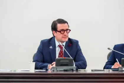 El ministro de Justicia, Iván Cancino, ha insistido en que la iniciativa no será una nueva versión de una negociación de paz. Según el Gobierno, las condiciones serán fijadas por el Estado y quienes quieran acogerse tendrán que aceptarlas, en lugar de sentarse con las autoridades a discutir el contenido de los beneficios - Foto: Ministerio de Justicia