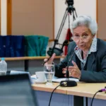 Hoyos ha cuestionado la fundamentación jurídica de la política y el alcance de las competencias de los ministerios para impartir determinadas instrucciones pedagógicas. Entre los reparos expuestos figuran la autonomía de las instituciones educativas, el derecho de los padres a participar en la educación de sus hijos, la claridad de las responsabilidades presupuestales y la pertinencia de establecer compromisos de largo plazo mediante una resolución - Foto: X/@Mineducacion