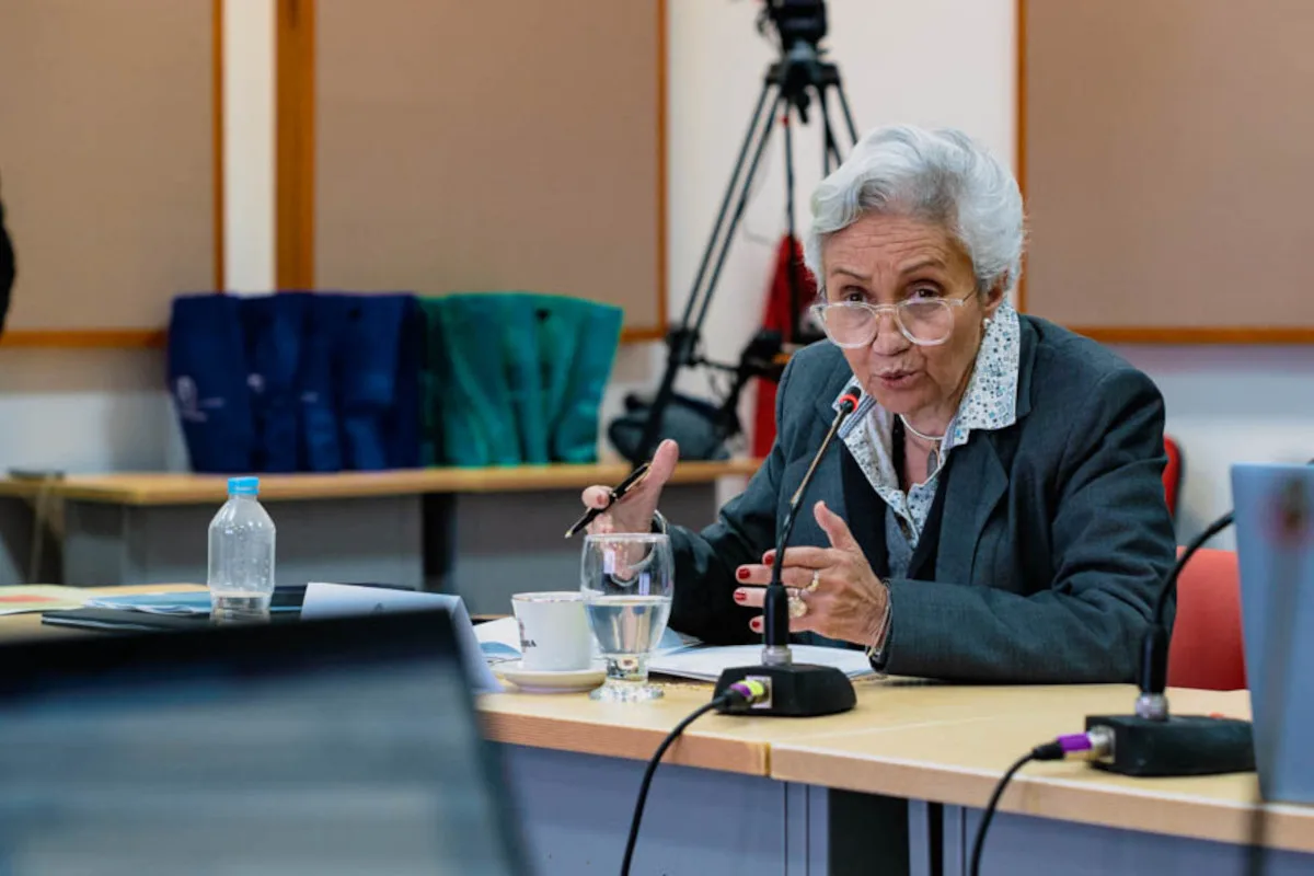 Hoyos ha cuestionado la fundamentación jurídica de la política y el alcance de las competencias de los ministerios para impartir determinadas instrucciones pedagógicas. Entre los reparos expuestos figuran la autonomía de las instituciones educativas, el derecho de los padres a participar en la educación de sus hijos, la claridad de las responsabilidades presupuestales y la pertinencia de establecer compromisos de largo plazo mediante una resolución - Foto: X/@Mineducacion