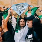 La representante apareció con una pañoleta azul asociada al movimiento provida y expresó públicamente su oposición a la interrupción voluntaria del embarazo. Las congresistas que participaban en el acto cuestionaron su presencia y Laura Beltrán la calificó de “provocación” - Foto: X/@CarolBordaA