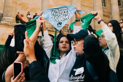 La representante apareció con una pañoleta azul asociada al movimiento provida y expresó públicamente su oposición a la interrupción voluntaria del embarazo. Las congresistas que participaban en el acto cuestionaron su presencia y Laura Beltrán la calificó de “provocación” - Foto: X/@CarolBordaA