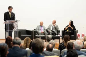 lez calificó la muerte de Caicedo como un “pliego de cargos morales” y habló de una “trampa mortal” relacionada con su rechazo a las normas y a la institucionalidad. La interpretación generó cuestionamientos por la manera en que relacionó la trayectoria del escritor con su suicidio - Foto: Archivo/Instituto Caro y Cuervo