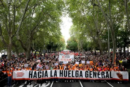 El problema es particularmente visible en las grandes ciudades, donde el crecimiento de los precios ha coincidido con una oferta limitada de vivienda asequible. Madrid y Barcelona se encuentran entre los mercados donde la presión sobre los hogares ha adquirido mayor dimensión - Foto: X/ @UpsideSiteDown