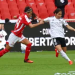 El triunfo dejó a Santa Fe con seis puntos, después de haber comenzado el torneo con una victoria 3-2 frente a Caracas FC. El equipo cardenal confirmó así su clasificación anticipada a los cuartos de final, una instancia que vuelve a disputar con el objetivo de superar sus anteriores campañas, en las que fue subcampeón en 2021 y 2024 - Foto: Colo Colo Femenino
