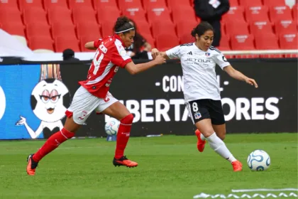El triunfo dejó a Santa Fe con seis puntos, después de haber comenzado el torneo con una victoria 3-2 frente a Caracas FC. El equipo cardenal confirmó así su clasificación anticipada a los cuartos de final, una instancia que vuelve a disputar con el objetivo de superar sus anteriores campañas, en las que fue subcampeón en 2021 y 2024 - Foto: Colo Colo Femenino
