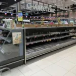 La particularidad del incidente fue que los atacantes no necesitaron ingresar físicamente a las tiendas para provocar daños. Según los reportes, manipularon a distancia los sistemas informáticos que regulan la temperatura de los equipos y activaron funciones que normalmente se utilizan para eliminar el hielo acumulado en los circuitos de refrigeración - Foto: Redes Sociales