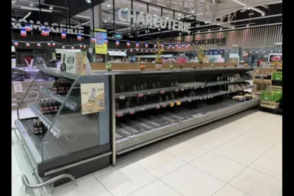 La particularidad del incidente fue que los atacantes no necesitaron ingresar físicamente a las tiendas para provocar daños. Según los reportes, manipularon a distancia los sistemas informáticos que regulan la temperatura de los equipos y activaron funciones que normalmente se utilizan para eliminar el hielo acumulado en los circuitos de refrigeración - Foto: Redes Sociales