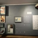La pregunta no debería limitarse a determinar si las piezas retiradas expresaban posiciones políticas. En un museo de historia, los objetos siempre se seleccionan, contextualizan y organizan mediante decisiones curatoriales. El punto es establecer quién tomó la decisión de retirarlos, con qué argumentos, mediante qué procedimiento y bajo qué criterios profesionales e institucionales - Foto: Colombia Diversa