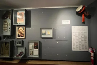 La pregunta no debería limitarse a determinar si las piezas retiradas expresaban posiciones políticas. En un museo de historia, los objetos siempre se seleccionan, contextualizan y organizan mediante decisiones curatoriales. El punto es establecer quién tomó la decisión de retirarlos, con qué argumentos, mediante qué procedimiento y bajo qué criterios profesionales e institucionales - Foto: Colombia Diversa