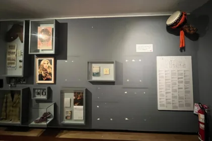 La pregunta no debería limitarse a determinar si las piezas retiradas expresaban posiciones políticas. En un museo de historia, los objetos siempre se seleccionan, contextualizan y organizan mediante decisiones curatoriales. El punto es establecer quién tomó la decisión de retirarlos, con qué argumentos, mediante qué procedimiento y bajo qué criterios profesionales e institucionales - Foto: Colombia Diversa