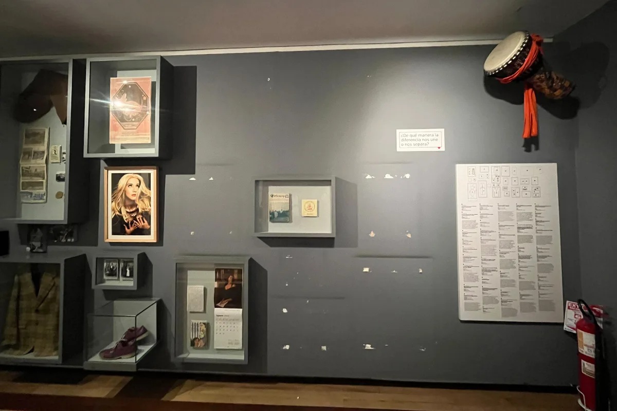 La pregunta no debería limitarse a determinar si las piezas retiradas expresaban posiciones políticas. En un museo de historia, los objetos siempre se seleccionan, contextualizan y organizan mediante decisiones curatoriales. El punto es establecer quién tomó la decisión de retirarlos, con qué argumentos, mediante qué procedimiento y bajo qué criterios profesionales e institucionales - Foto: Colombia Diversa