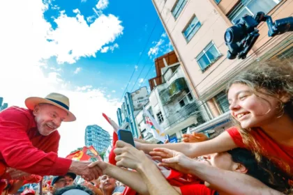 La victoria convierte a Lula en el primer candidato de la etapa democrática brasileña que consigue ganar la Presidencia después de haber terminado segundo en la primera vuelta. También le permitirá iniciar su cuarto periodo presidencial no consecutivo, después de haber gobernado entre 2003 y 2010 y regresar al poder en 2023. Su nuevo mandato comenzará el 5 de enero de 2027 - Foto: Ricardo Stuckert