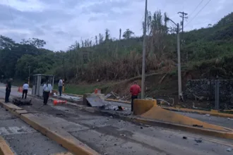 Las autoridades no reportaron personas heridas ni fallecidas como consecuencia de este segundo atentado. Sin embargo, los daños materiales fueron considerables, pues la explosión destruyó las instalaciones metálicas que se habían dispuesto mientras avanzaban las labores de recuperación del peaje - Foto: ANI