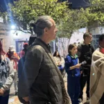 Cuesta ha situado esta controversia dentro de lo que considera una guerra cultural impulsada desde el Gobierno nacional, en la que la memoria histórica y los símbolos asociados a los procesos de paz se convierten en objeto de disputa política. Desde esa perspectiva, el concejal plantea que el debate sobre el nombre del colegio no se limita a una denominación institucional, sino que también involucra distintas interpretaciones sobre el conflicto armado, la reconciliación y la construcción democrática - Foto: X/@jcuestanovoa
