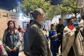 Cuesta ha situado esta controversia dentro de lo que considera una guerra cultural impulsada desde el Gobierno nacional, en la que la memoria histórica y los símbolos asociados a los procesos de paz se convierten en objeto de disputa política. Desde esa perspectiva, el concejal plantea que el debate sobre el nombre del colegio no se limita a una denominación institucional, sino que también involucra distintas interpretaciones sobre el conflicto armado, la reconciliación y la construcción democrática - Foto: X/@jcuestanovoa