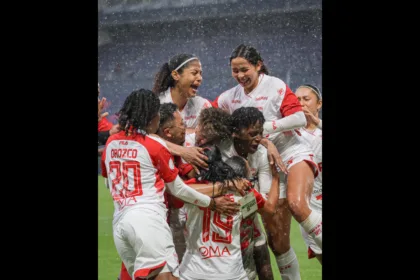 El equipo colombiano empató 2-2 durante los 90 minutos y ganó 3-2 en la definición desde el punto penal - Foto: Independiente Santa Fe Femenino