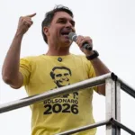 La salida de Flávio Bolsonaro también se produce en un momento de tensión política para su familia. El senador perdió las elecciones presidenciales del 25 de octubre frente a Lula, en una contienda que enfrentó al oficialismo con el sector político vinculado al expresidente Jair Bolsonaro - Foto: Redes Flávio Bolsonaro