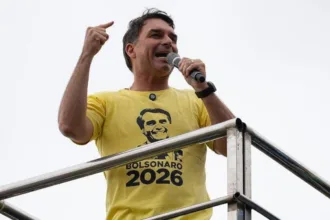 La salida de Flávio Bolsonaro también se produce en un momento de tensión política para su familia. El senador perdió las elecciones presidenciales del 25 de octubre frente a Lula, en una contienda que enfrentó al oficialismo con el sector político vinculado al expresidente Jair Bolsonaro - Foto: Redes Flávio Bolsonaro