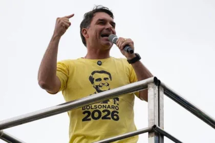 La salida de Flávio Bolsonaro también se produce en un momento de tensión política para su familia. El senador perdió las elecciones presidenciales del 25 de octubre frente a Lula, en una contienda que enfrentó al oficialismo con el sector político vinculado al expresidente Jair Bolsonaro - Foto: Redes Flávio Bolsonaro