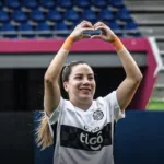 Sin embargo, el desenlace llegó al minuto 90 y tuvo como protagonista a Milagros Ortiz. La jugadora de Olimpia aprovechó un error de la arquera Maryory Sánchez, quien intentó despejar el balón, pero dejó la pelota a disposición de su rival. Ortiz recuperó la posesión y definió por encima de la guardameta para marcar el 1-0 - Foto: Olimpia de Paraguay