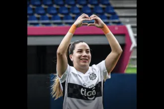 Sin embargo, el desenlace llegó al minuto 90 y tuvo como protagonista a Milagros Ortiz. La jugadora de Olimpia aprovechó un error de la arquera Maryory Sánchez, quien intentó despejar el balón, pero dejó la pelota a disposición de su rival. Ortiz recuperó la posesión y definió por encima de la guardameta para marcar el 1-0 - Foto: Olimpia de Paraguay