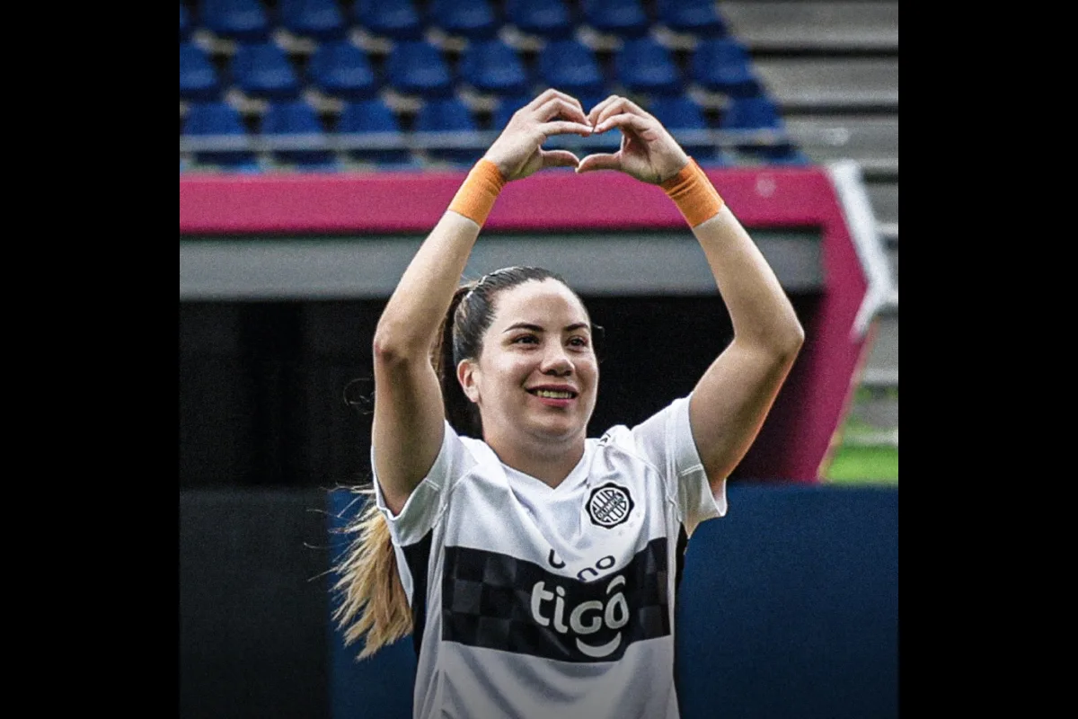 Sin embargo, el desenlace llegó al minuto 90 y tuvo como protagonista a Milagros Ortiz. La jugadora de Olimpia aprovechó un error de la arquera Maryory Sánchez, quien intentó despejar el balón, pero dejó la pelota a disposición de su rival. Ortiz recuperó la posesión y definió por encima de la guardameta para marcar el 1-0 - Foto: Olimpia de Paraguay