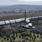 La colisión se produjo a las 8:53 de la mañana, en el punto kilométrico 118+800 de la vía 2 de la línea de alta velocidad Madrid-Sevilla, a la entrada de la estación de Urda. El tren AVE 2080 de Renfe impactó contra el Iryo 6076, que se encontraba detenido. La velocidad del choque fue estimada inicialmente entre 160 y 200 kilómetros por hora, una cifra que deberá comprobarse con los registradores de los convoyes - Foto: Jusapol Madrid