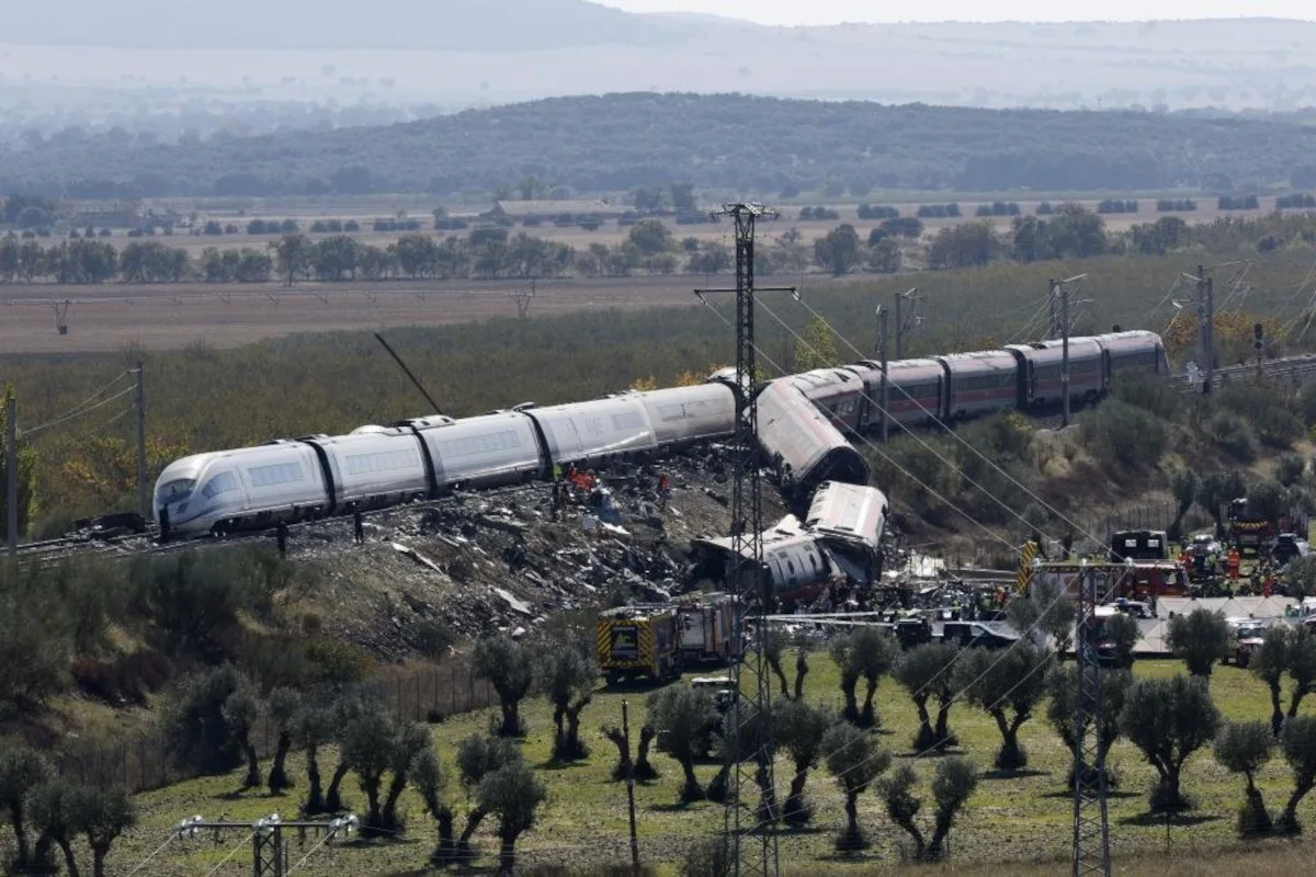 La colisión se produjo a las 8:53 de la mañana, en el punto kilométrico 118+800 de la vía 2 de la línea de alta velocidad Madrid-Sevilla, a la entrada de la estación de Urda. El tren AVE 2080 de Renfe impactó contra el Iryo 6076, que se encontraba detenido. La velocidad del choque fue estimada inicialmente entre 160 y 200 kilómetros por hora, una cifra que deberá comprobarse con los registradores de los convoyes - Foto: Jusapol Madrid