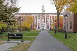 Harvard ofrece distintos programas de educación ejecutiva, con duraciones, contenidos y certificaciones diferentes. Por esa razón, conocer únicamente el nombre Business Management no permite concluir que una persona haya obtenido una maestría o un posgrado formal - Foto: Harvard Business School