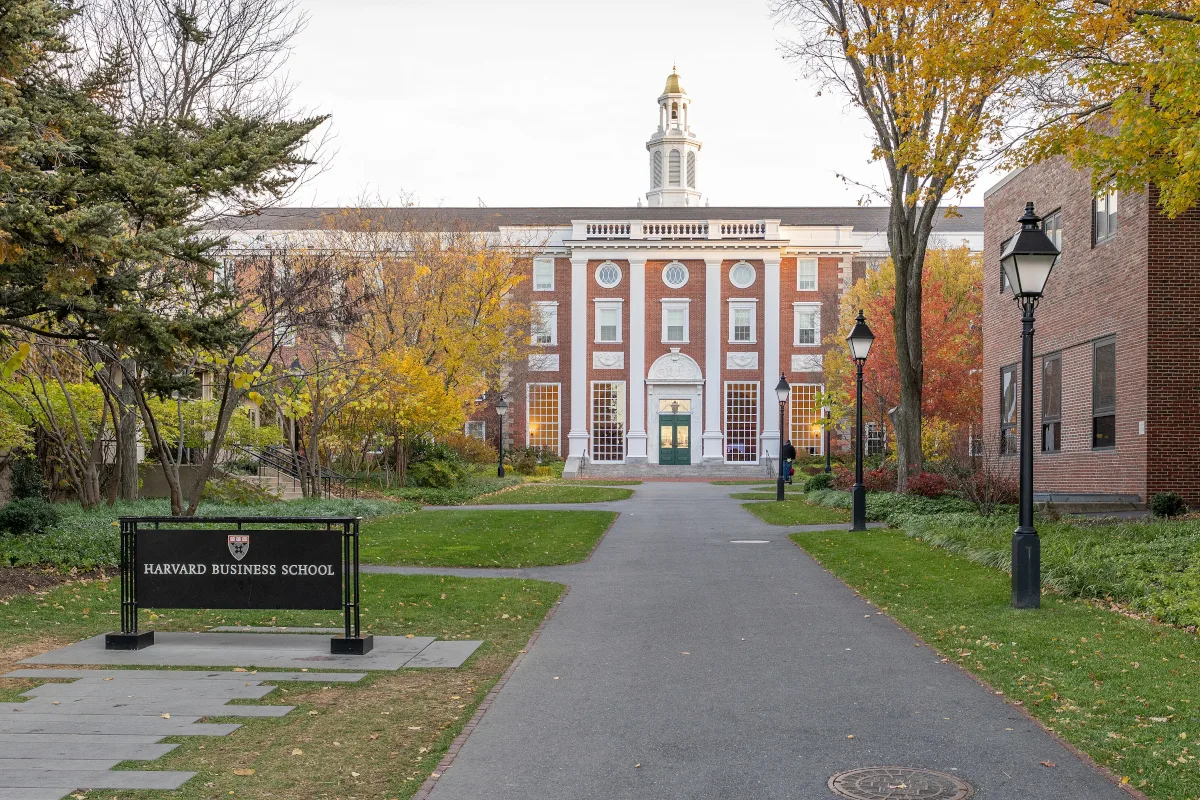 Harvard ofrece distintos programas de educación ejecutiva, con duraciones, contenidos y certificaciones diferentes. Por esa razón, conocer únicamente el nombre Business Management no permite concluir que una persona haya obtenido una maestría o un posgrado formal - Foto: Harvard Business School