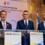 Colombia inauguró su embajada en Jerusalén el 14 de octubre, en una ceremonia encabezada por el canciller Omar Bula Escobar y su homólogo israelí, Gideon Sa’ar. La medida representa un cambio frente a la política del anterior Gobierno de Gustavo Petro, que rompió relaciones diplomáticas con Israel en mayo de 2024 en rechazo a las operaciones militares israelíes en la Franja de Gaza - Foto: Cancillería