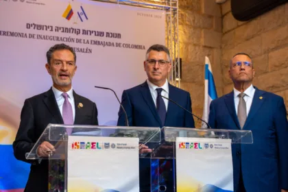 Colombia inauguró su embajada en Jerusalén el 14 de octubre, en una ceremonia encabezada por el canciller Omar Bula Escobar y su homólogo israelí, Gideon Sa’ar. La medida representa un cambio frente a la política del anterior Gobierno de Gustavo Petro, que rompió relaciones diplomáticas con Israel en mayo de 2024 en rechazo a las operaciones militares israelíes en la Franja de Gaza - Foto: Cancillería