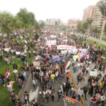 La propuesta, liderada por el Ministerio del Interior de Rodrigo Lara, mantiene formalmente la protección del derecho a la protesta pacífica, pero introduce cambios sobre el momento en que puede intervenir la Fuerza Pública, la identificación de personas involucradas en hechos violentos, los bloqueos de vías y la actuación del Puesto de Mando Unificado - Foto: Archivo/Ronald Cano