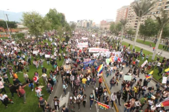 La propuesta, liderada por el Ministerio del Interior de Rodrigo Lara, mantiene formalmente la protección del derecho a la protesta pacífica, pero introduce cambios sobre el momento en que puede intervenir la Fuerza Pública, la identificación de personas involucradas en hechos violentos, los bloqueos de vías y la actuación del Puesto de Mando Unificado - Foto: Archivo/Ronald Cano