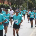 Uno de los componentes centrales del plan será la iniciativa “Runner salva Runner”, desarrollada con el acompañamiento de LaCardio. Corredores capacitados y certificados en reanimación cardiopulmonar (RCP), identificados con globos blancos, recorrerán el circuito para actuar como primera línea de respuesta ante una eventual emergencia, mientras se activa el protocolo de atención profesional - Foto: Archivo/Ronald Cano