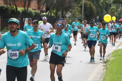 Uno de los componentes centrales del plan será la iniciativa “Runner salva Runner”, desarrollada con el acompañamiento de LaCardio. Corredores capacitados y certificados en reanimación cardiopulmonar (RCP), identificados con globos blancos, recorrerán el circuito para actuar como primera línea de respuesta ante una eventual emergencia, mientras se activa el protocolo de atención profesional - Foto: Archivo/Ronald Cano