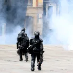 Otro de los puntos sensibles es la relación entre diálogo e intervención policial. El protocolo vigente contempla acciones preventivas y mecanismos de interlocución, mientras que la propuesta permitiría actuar de manera más inmediata en determinadas circunstancias. La pregunta es cómo se evitará que la excepción se convierta en una vía habitual para prescindir de la mediación - Foto: Archivo/Ronald Cano