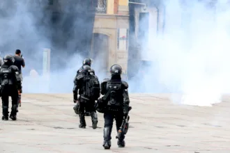 Otro de los puntos sensibles es la relación entre diálogo e intervención policial. El protocolo vigente contempla acciones preventivas y mecanismos de interlocución, mientras que la propuesta permitiría actuar de manera más inmediata en determinadas circunstancias. La pregunta es cómo se evitará que la excepción se convierta en una vía habitual para prescindir de la mediación - Foto: Archivo/Ronald Cano