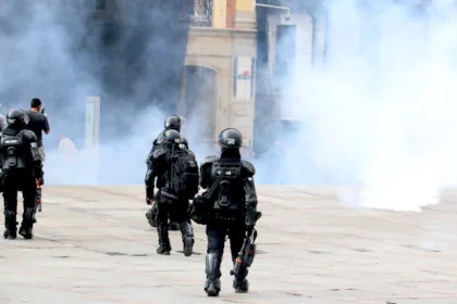 Otro de los puntos sensibles es la relación entre diálogo e intervención policial. El protocolo vigente contempla acciones preventivas y mecanismos de interlocución, mientras que la propuesta permitiría actuar de manera más inmediata en determinadas circunstancias. La pregunta es cómo se evitará que la excepción se convierta en una vía habitual para prescindir de la mediación - Foto: Archivo/Ronald Cano