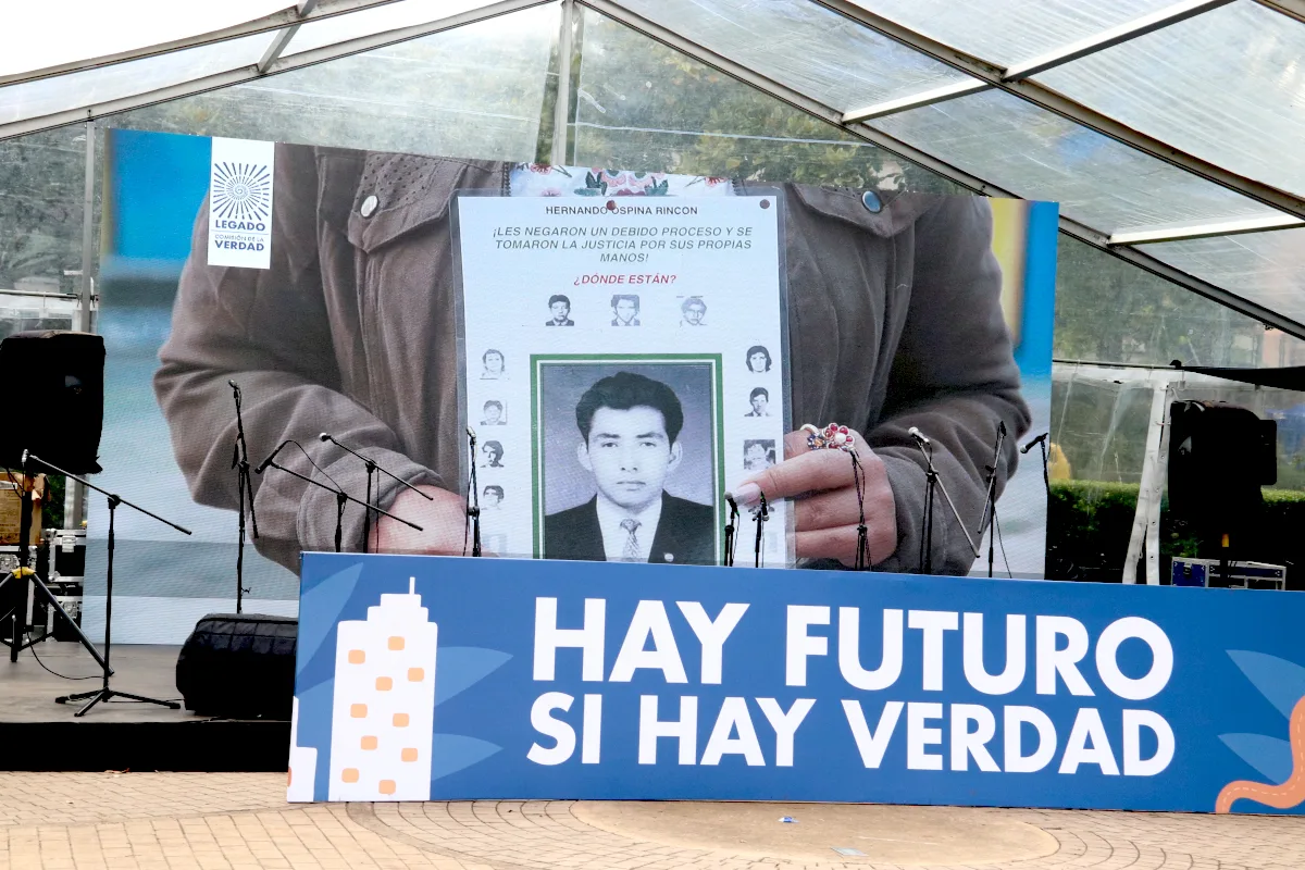 La Comisión de la Verdad, presidida por el sacerdote jesuita Francisco de Roux, escuchó cerca de 30.000 testimonios de víctimas, integrantes de las Fuerzas Armadas, miembros de grupos armados ilegales, políticos, empresarios y expresidentes. El informe resultante abordó las dinámicas de un conflicto de más de medio siglo y sus consecuencias, particularmente sobre las comunidades rurales, indígenas y afrodescendientes - Foto: Archivo/Ronald Cano