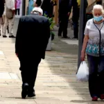 Actualmente, la regla general establece que las mujeres pueden pensionarse a los 57 años y los hombres a los 62. La diferencia de cinco años no es nueva: forma parte del diseño del sistema pensional colombiano y ha sido entendida durante décadas como una medida de protección diferenciada - Foto: Archivo/Ronald Cano
