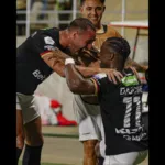 Al 73, Fabricio Sanguinetti aprovechó una asistencia de Facundo Boné y definió con la pierna izquierda desde cerca para anotar el 2-2. Internacional respondió rápidamente y volvió a equilibrar un partido que no dio margen para celebrar durante mucho tiempo - Foto: Unido 360/Internacional de Bogotá
