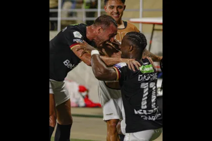 Al 73, Fabricio Sanguinetti aprovechó una asistencia de Facundo Boné y definió con la pierna izquierda desde cerca para anotar el 2-2. Internacional respondió rápidamente y volvió a equilibrar un partido que no dio margen para celebrar durante mucho tiempo - Foto: Unido 360/Internacional de Bogotá