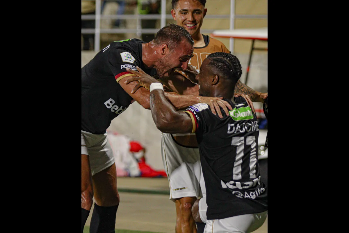 Al 73, Fabricio Sanguinetti aprovechó una asistencia de Facundo Boné y definió con la pierna izquierda desde cerca para anotar el 2-2. Internacional respondió rápidamente y volvió a equilibrar un partido que no dio margen para celebrar durante mucho tiempo - Foto: Unido 360/Internacional de Bogotá