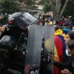 El marco de referencia es el Decreto 003 de 2021, que regula garantías para la manifestación pública y pacífica. Su artículo 7 establece que el presidente de la República puede convocar, cuando lo considere necesario, comités, mesas de coordinación, comisiones de verificación, PMU u otras instancias para facilitar el diálogo y la toma de decisiones durante una manifestación - Foto: Archivo/Ronald Cano