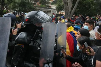El marco de referencia es el Decreto 003 de 2021, que regula garantías para la manifestación pública y pacífica. Su artículo 7 establece que el presidente de la República puede convocar, cuando lo considere necesario, comités, mesas de coordinación, comisiones de verificación, PMU u otras instancias para facilitar el diálogo y la toma de decisiones durante una manifestación - Foto: Archivo/Ronald Cano