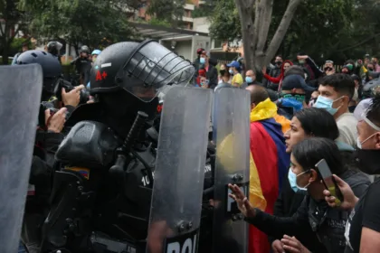 El marco de referencia es el Decreto 003 de 2021, que regula garantías para la manifestación pública y pacífica. Su artículo 7 establece que el presidente de la República puede convocar, cuando lo considere necesario, comités, mesas de coordinación, comisiones de verificación, PMU u otras instancias para facilitar el diálogo y la toma de decisiones durante una manifestación - Foto: Archivo/Ronald Cano